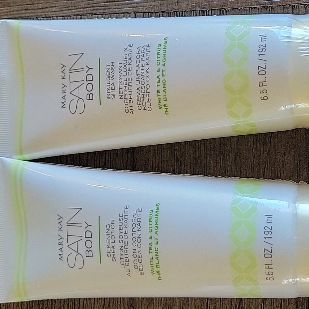 NIB Mary Kay Satin Body Set